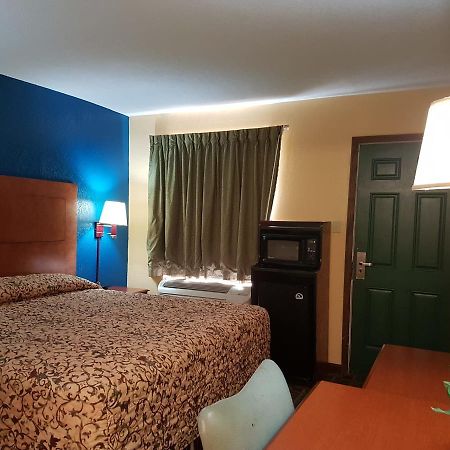 Executive Inn Виктория Екстериор снимка