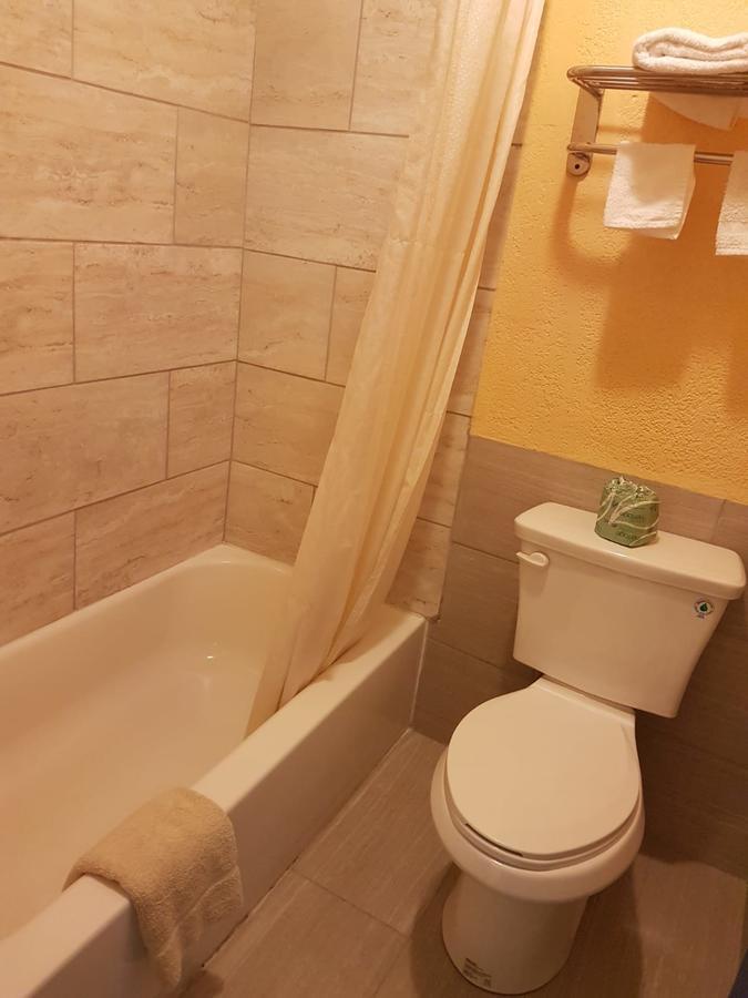 Executive Inn Виктория Екстериор снимка