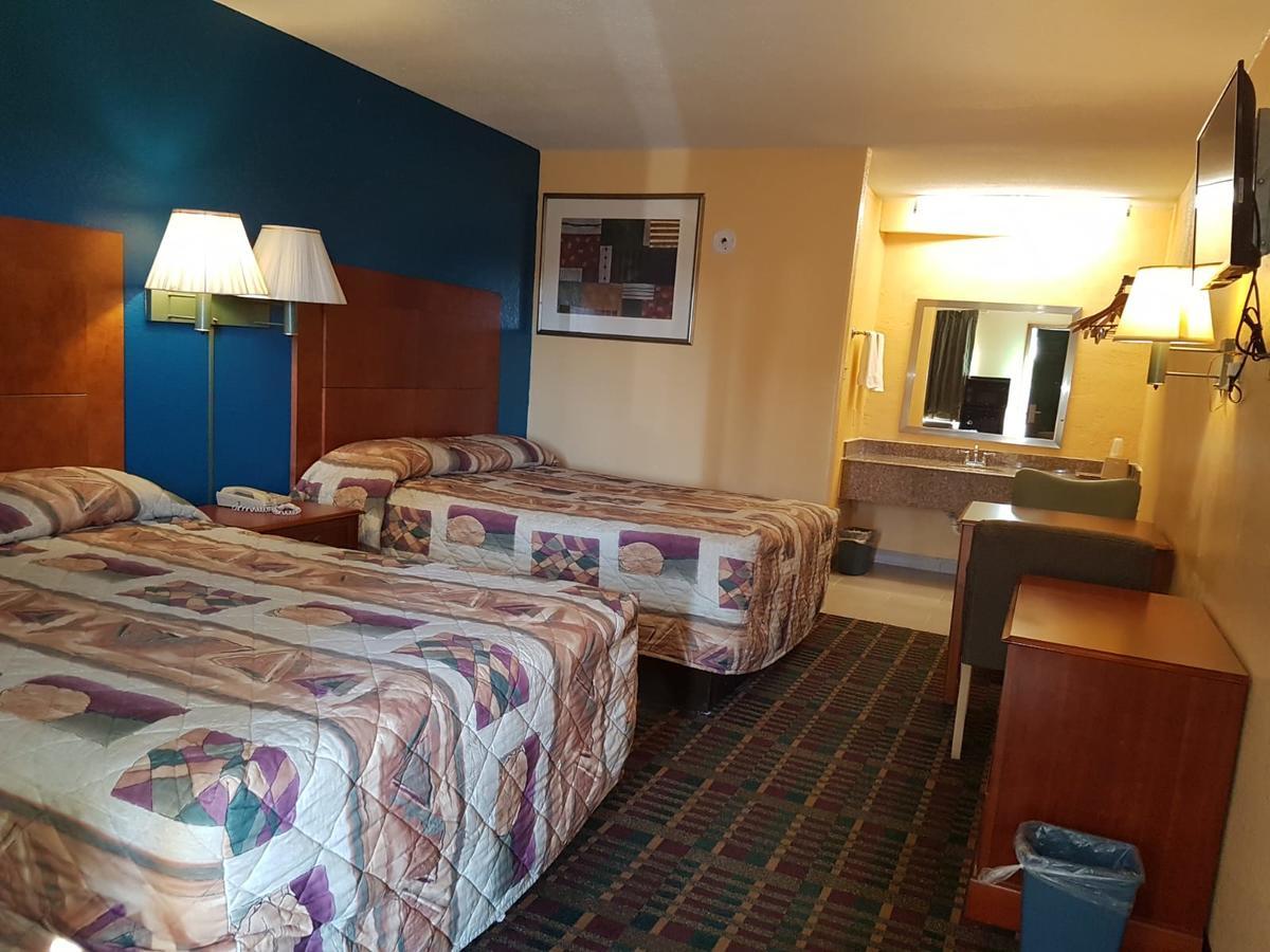 Executive Inn Виктория Екстериор снимка