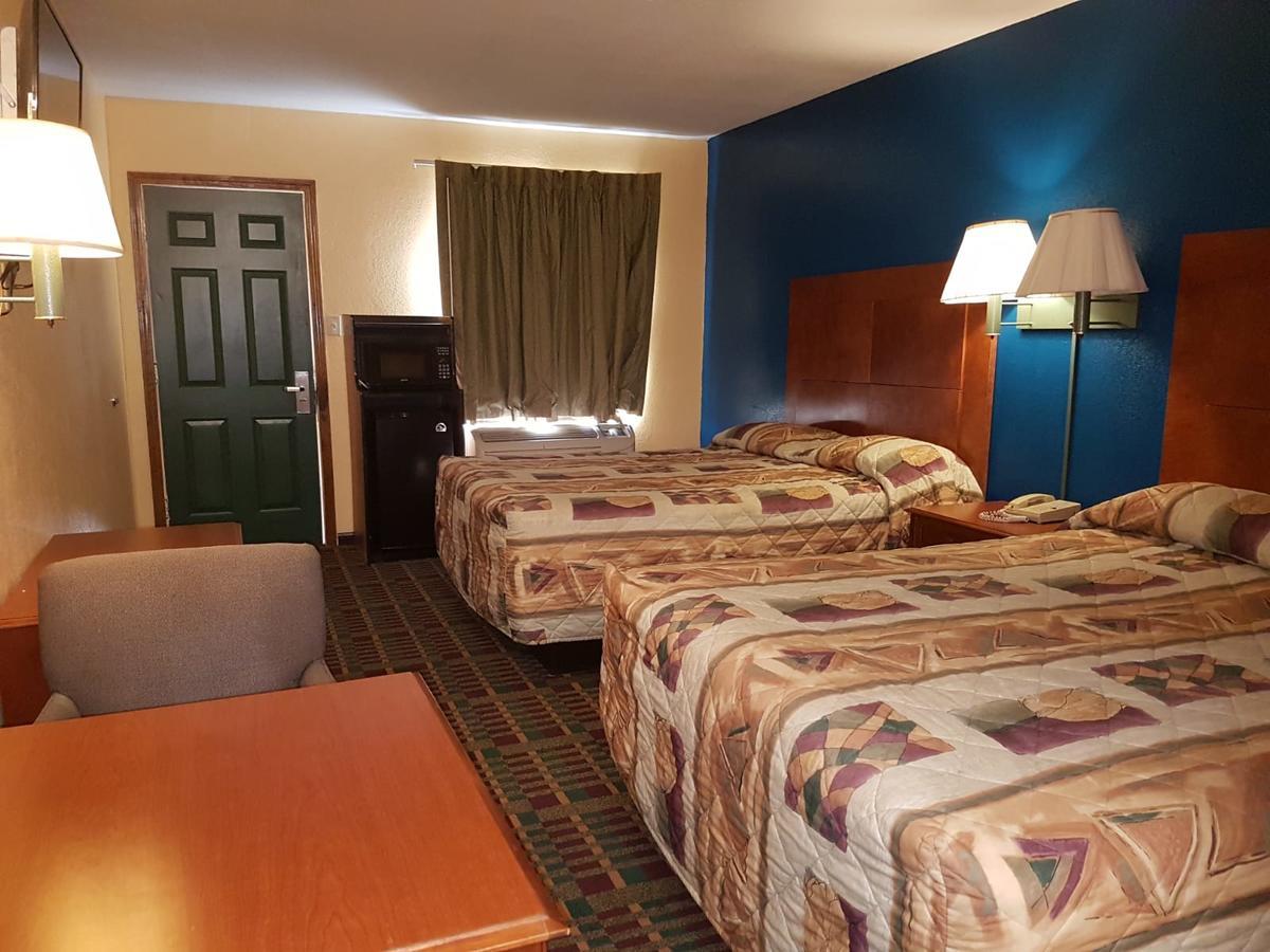 Executive Inn Виктория Екстериор снимка
