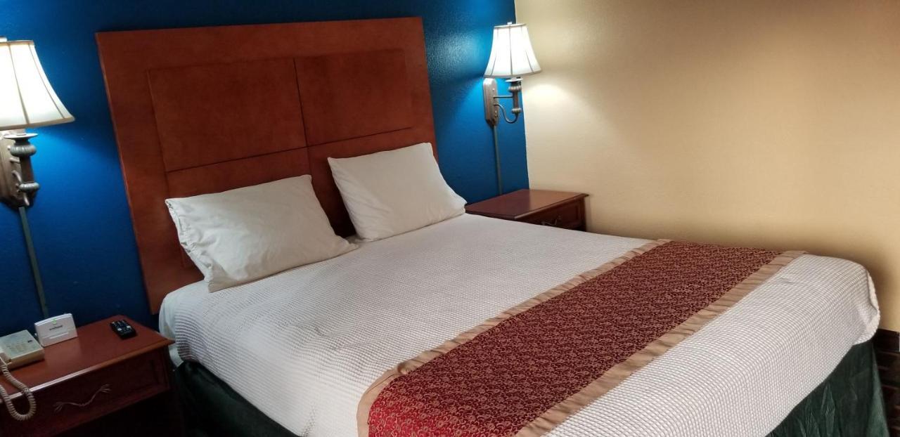 Executive Inn Виктория Екстериор снимка