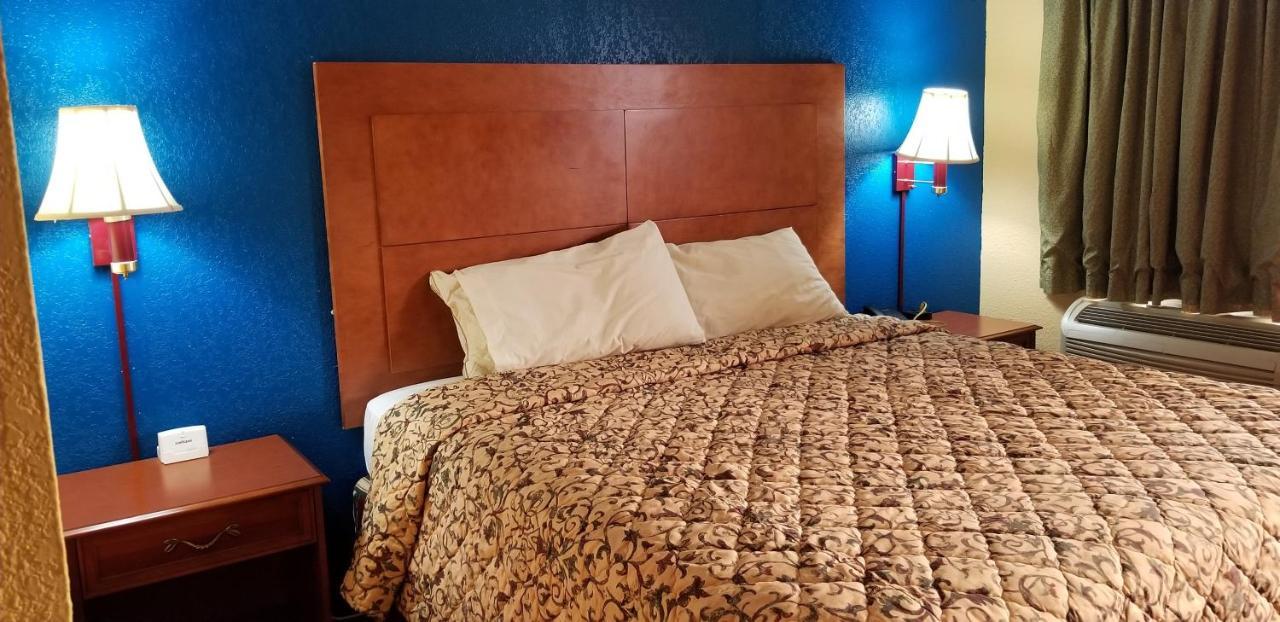 Executive Inn Виктория Екстериор снимка