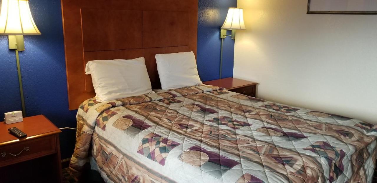 Executive Inn Виктория Екстериор снимка