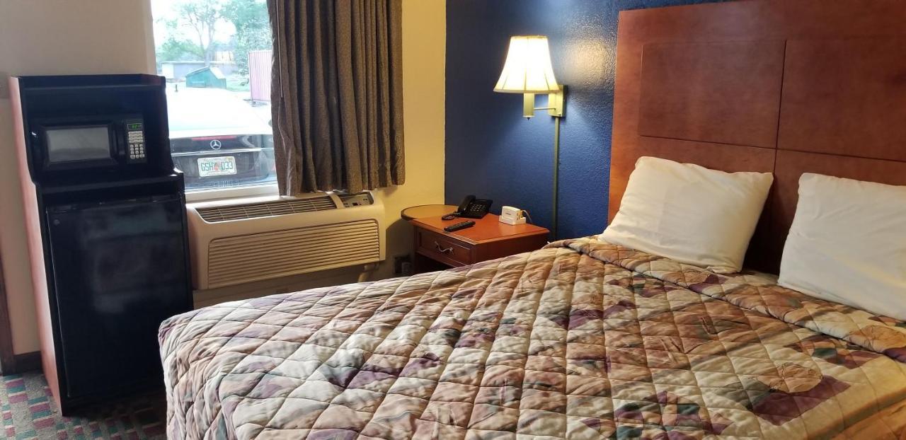 Executive Inn Виктория Екстериор снимка