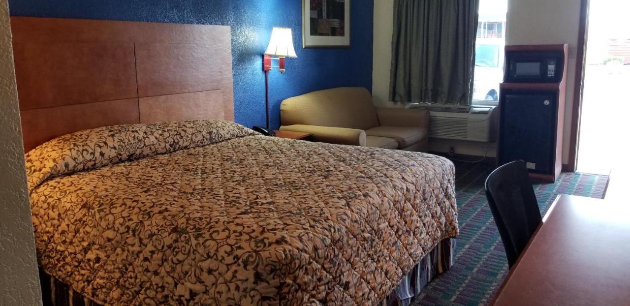 Executive Inn Виктория Екстериор снимка
